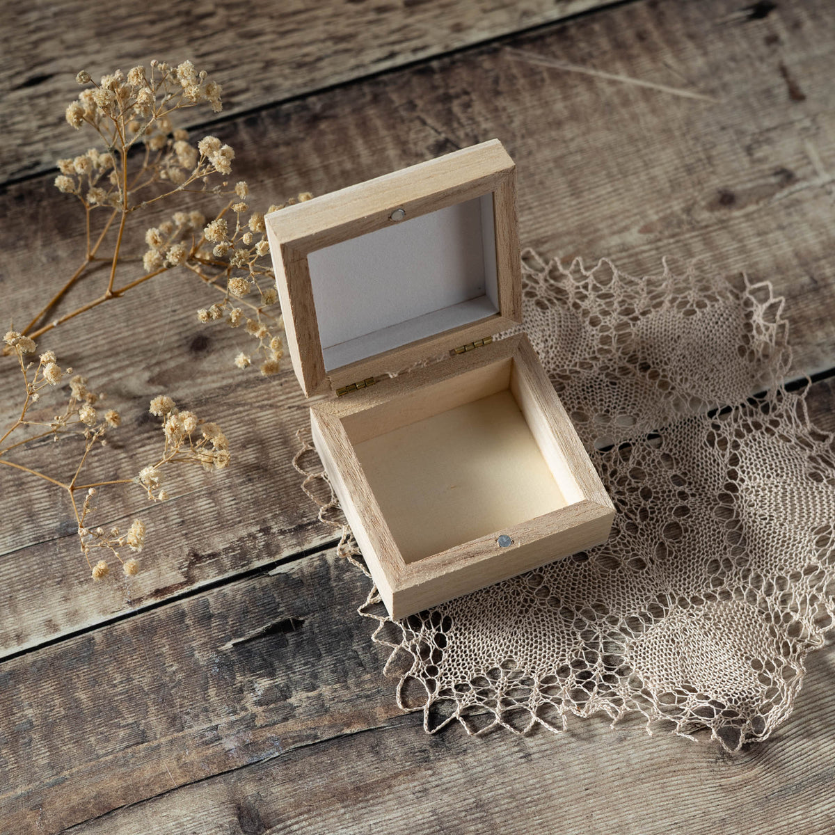 Personalised wooden ring / gift box